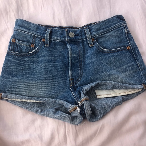 Highwaisted 501 Medium Wash Levi Denim Shorts - Picture 6 of 8